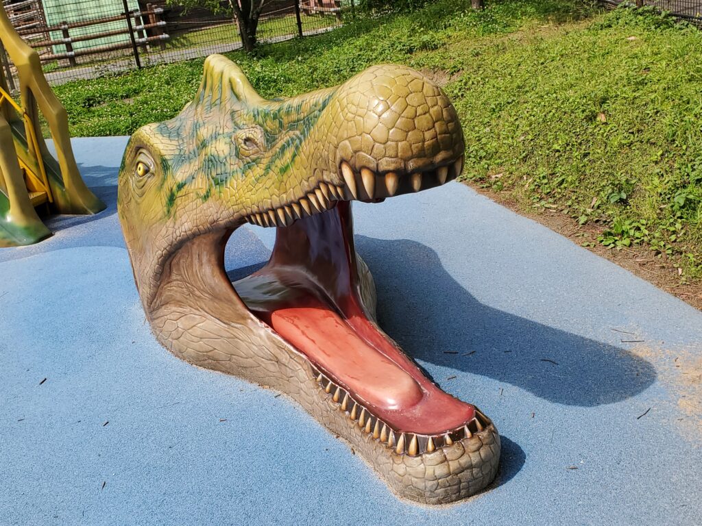 東公園　恐竜遊具