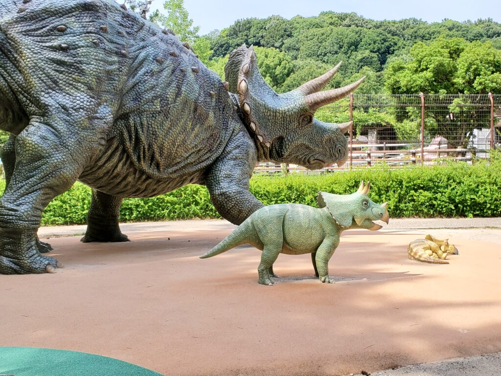東公園　恐竜モニュメント