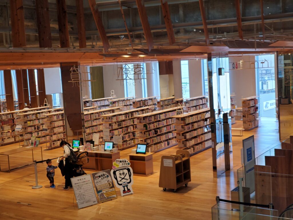 富山市ガラス美術館　図書館